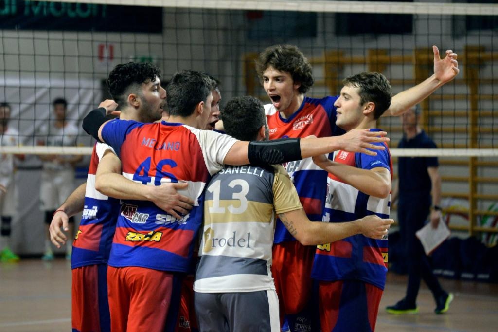 Giocatori della Pallavolo Sant'Anna riuniti in campo